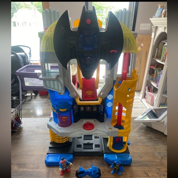 Imaginext DC Super Friends Ultimate Headquarters Playset with Batman Figure - Picture 2 of 4